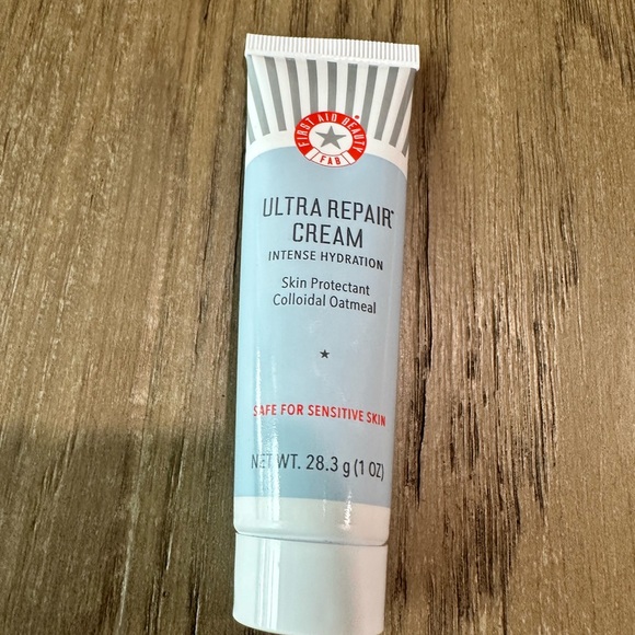 Beauty Bundle First Aid Beauty 3 Pieces and cosmetic bag NWT - Picture 3 of 8